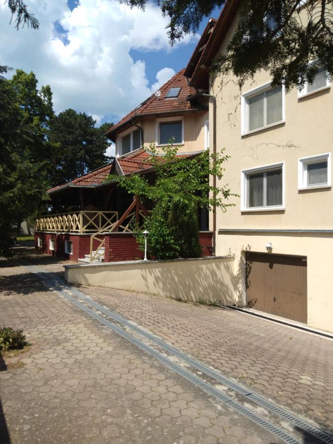 Francoise Szallo Balatonlelle Exteriér fotografie